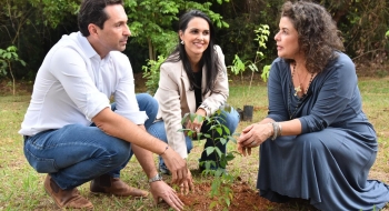 Vilela e Andréa Vulcanis celebram o Dia da Árvore plantando mudas no Parque da Criança